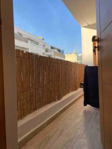 une clôture en bois au-dessus d'un bâtiment dans l'établissement Luxurious 1bd room apartment in Agdal Rabat city, à Rabat