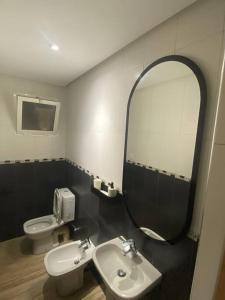 La salle de bains est pourvue d'un lavabo, d'un miroir et de toilettes. dans l'établissement Luxurious 1bd room apartment in Agdal Rabat city, à Rabat