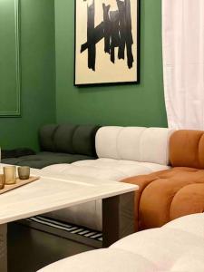 Luxurious 1bd room apartment in Agdal Rabat city في الرباط: غرفة معيشة مع أريكة وطاولة