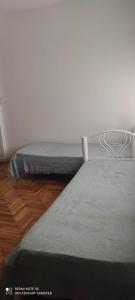 Bett in einem Zimmer mit einem mattressvisor in der Unterkunft Depto La Feliz 200mts de la playa todo el año in Mar del Plata + 3 Fotos