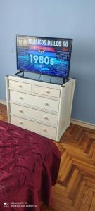 einen TV auf einer Kommode in der Unterkunft Depto La Feliz 200mts de la playa todo el año in Mar del Plata