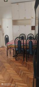 eine Gruppe von Stühlen und Tischen in einem Zimmer in der Unterkunft Depto La Feliz 200mts de la playa todo el año in Mar del Plata