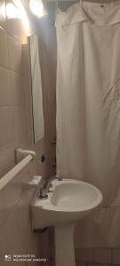 ein weißes Badezimmer mit Waschbecken und Dusche in der Unterkunft Depto La Feliz 200mts de la playa todo el año in Mar del Plata