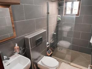 Ванная комната в Sky Suites-Byblos Hotel Osu