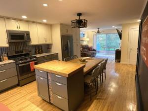 a kitchen and living room with a table and chairs at Sleep Woodstock Motel in Woodstock