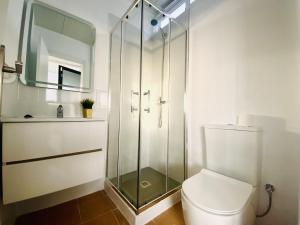 ein Badezimmer mit Toilette und Glasdusche in der Unterkunft Big House Adeje Deluxe by Deihu Experiences in Adeje + 56 Fotos