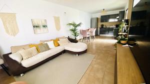 ein Wohnzimmer mit Sofa und Tisch in der Unterkunft Big House Adeje Deluxe by Deihu Experiences in Adeje