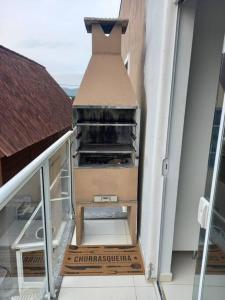 uma escada para um edifício com um objecto grande em Agradável apartamento perto da praia em Florianópolis