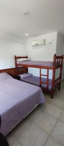 1 dormitorio con 2 camas y escritorio. en HOTEL 17 DE NOVIEMBRE en Santa Teresita