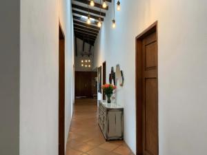 un couloir avec une porte et un vase de fleurs dans l'établissement Finca con caballos para 10 personas en Envigado, à Envigado