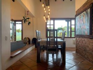 - une salle à manger avec une table et des chaises en bois dans l'établissement Finca con caballos para 10 personas en Envigado, à Envigado