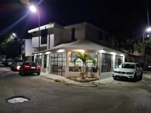 a car parked in front of a building at night at Casa Júpiter in Villahermosa