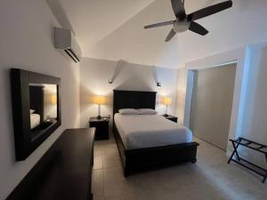 a bedroom with a bed and a ceiling fan at Casa Júpiter in Villahermosa