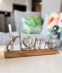 een metalen teken dat het woord liefde op een tafel spelt bij Poema's Beach Duplex in Arue