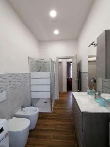 a bathroom with two sinks and two toilets at Calipso casa vacanza in La Spezia +5 photos