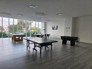 une grande chambre avec 2 tables de ping-pong. dans l'établissement Cómodo Departamento, à Mexico