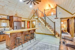 Η κουζίνα ή μικρή κουζίνα στο Peaceful Hikers Hideaway with Deck on 1 Acre!