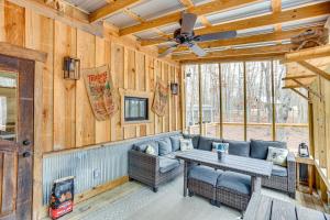 Χώρος καθιστικού στο Peaceful Hikers Hideaway with Deck on 1 Acre!