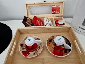 a wooden box with two tea pots in it at FUORI dal COMUNE in Corsico