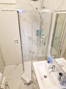 La salle de bains est pourvue d'une douche et d'un lavabo. dans l'établissement FUORI dal COMUNE, à Corsico