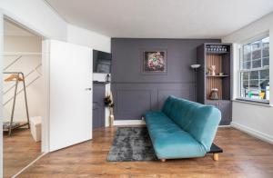 a living room with a blue couch at Stylish apartment in the heart of Kingston town centre in Kingston upon Thames