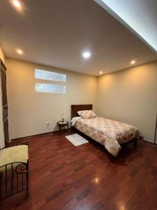 Ένα ή περισσότερα κρεβάτια σε δωμάτιο στο Comodo Apartamento, Norte de Quito