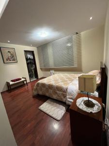 Ένα ή περισσότερα κρεβάτια σε δωμάτιο στο Comodo Apartamento, Norte de Quito
