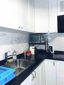 eine Küche mit Spüle und Mikrowelle in der Unterkunft Proche stade de France avec parking in Saint-Denis + 4 Fotos