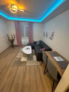 - un salon avec un canapé et une table dans l'établissement Apartman ARENA Doboj, à Doboj