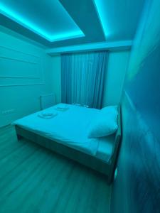 Tempat tidur dalam kamar di Apartman ARENA Doboj
