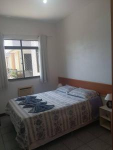 een slaapkamer met een bed en een raam bij Apto confortável, acolhedor e bem localizado in Campos dos Goytacazes