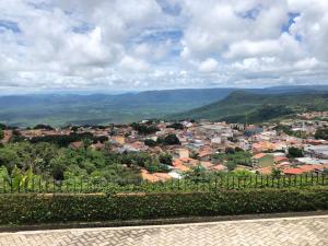 uma vista de uma cidade a partir de uma colina com uma cidade em Casa de Serra Vila Viçosa em Viçosa do Ceará