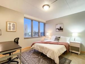 una camera con letto, scrivania e finestra di 2 Br Short Uber To Dtwn Nightliferestaurants a Des Moines