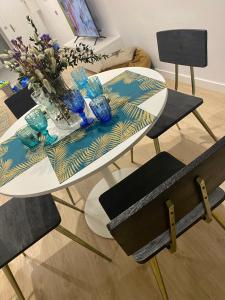 Area soggiorno di Barcelona Chic Apartments- Free PARKING - 10 min from BCN city centre by metro