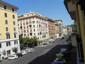 Blick auf eine Straße mit geparkten Autos in der Unterkunft Vica Pota in Rom