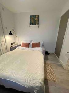 Een bed of bedden in een kamer bij One bedroom Putney Village flat