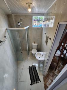 y baño con ducha, aseo y lavamanos. en Hospedaria Ilhabela - Flats Balsa, en Ilhabela