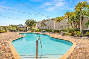 una piscina con cenador y un edificio en Quality Inn & Suites Near Fairgrounds & Ybor City en Tampa