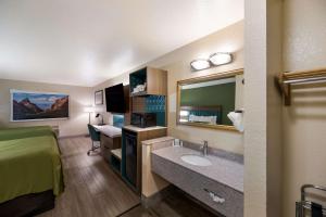 TV a/nebo společenská místnost v ubytování Quality Inn Alpine