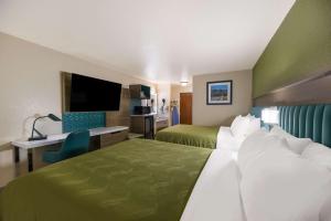 Pokój hotelowy z 2 łóżkami i biurkiem w obiekcie Quality Inn Alpine w mieście Alpine