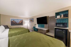 TV a/nebo společenská místnost v ubytování Quality Inn Alpine