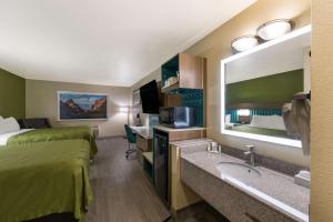 Postel nebo postele na pokoji v ubytování Quality Inn Alpine