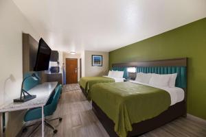 Postel nebo postele na pokoji v ubytování Quality Inn Alpine