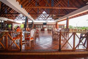 a restaurant with tables and chairs in a room at Hotel Faranda Guayacanes, a member of Radisson Individuals in Chitré