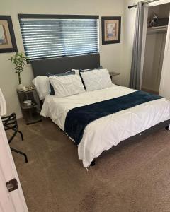 Un dormitorio con una cama grande y una ventana en Coast, Mountain & Country, en Simi Valley