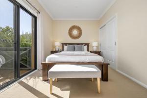 una camera con un letto e una grande finestra di Marcotta Guest Suite - Moments to Golf Course a Orange