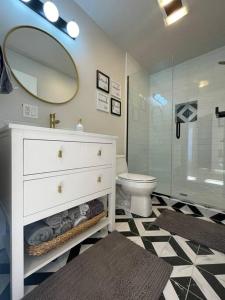 uma casa de banho com um lavatório, um WC e um espelho. em Tranquil Waterside Oasis em Benton Harbor