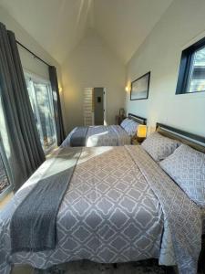 um quarto com 2 camas e uma janela em Tranquil Waterside Oasis em Benton Harbor