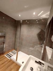 y baño con ducha y lavamanos. en Comfort Private Rooms in Three bedroom House en Bridgemary