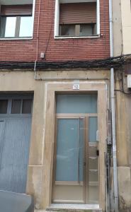 una puerta de garaje de un edificio con en Amplio apartamento con dos patios y aparcamiento privado en Gijón